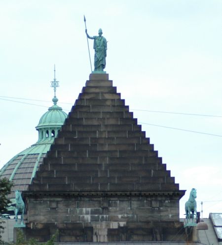 pyramide_ny_carlsberg_glyptotek_med_krigsgudinde.jpg